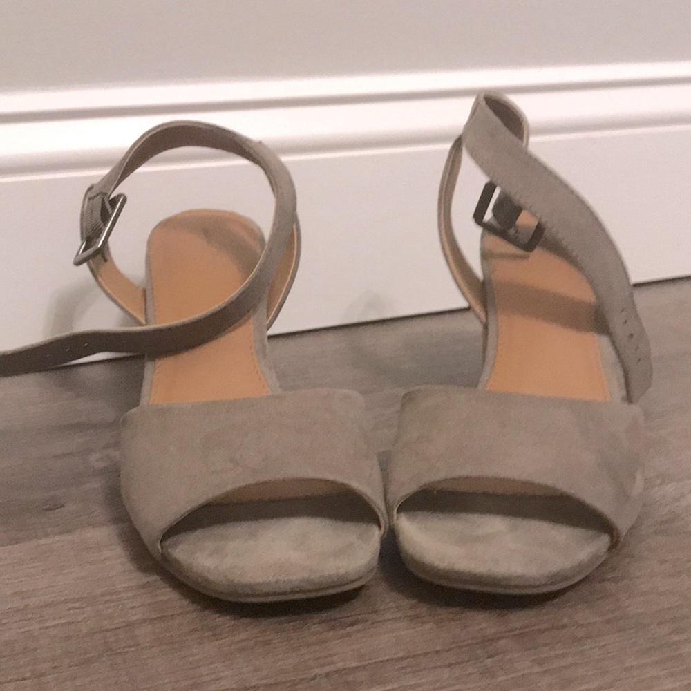 Universal Thread tan/gray heels